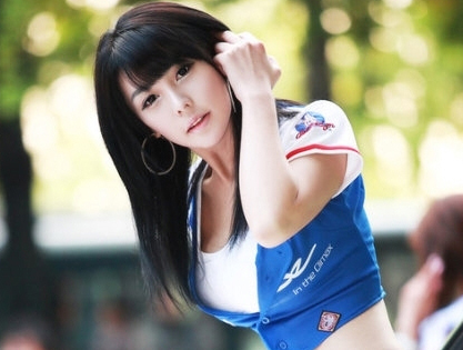 清纯到极致的韩国美女车模(图)