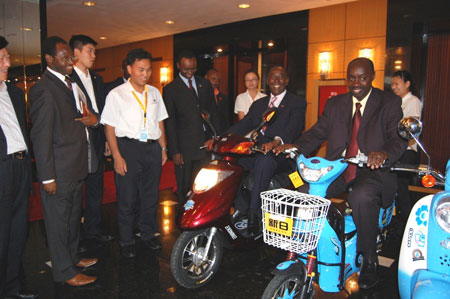 卢旺达总理盛赞新日世博电动车