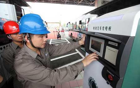全省首座电动车充电站在樊启用