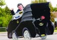 电动车改成“蝙蝠车” 74岁老翁变身蝙蝠侠