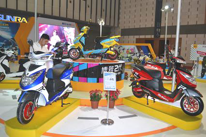 新日电动车携“奥运车”参加南京展会