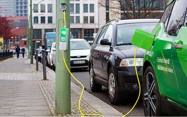 电动车的春天：德国公司把路灯变成充电桩
