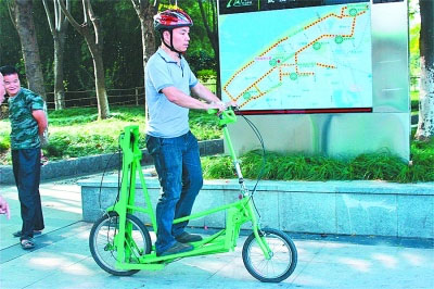 武汉人发明“边走边骑”自行车 速度超过电瓶车