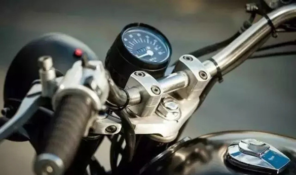 黑科技，雅迪Lightning LS-218电动摩托车352km/h，续航可从北京到石家庄
