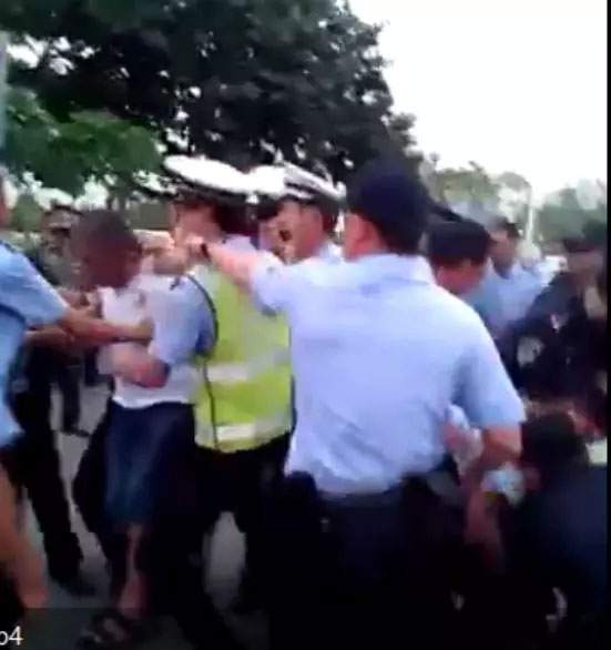 独家直击深圳禁电现场：摁倒带手铐带走！真实拘留人数不止300人！