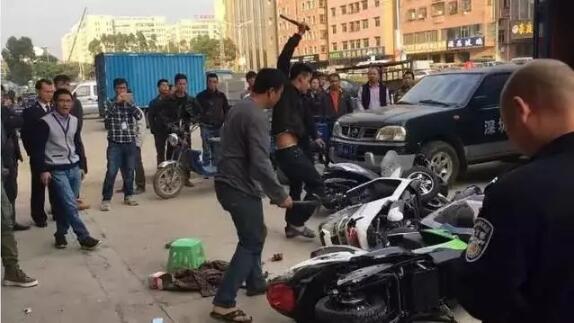 闹大了！电动车经销商抡铁锤砸店砸车！