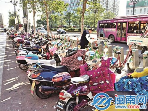 晋江多个公共自行车站点遭电动车围堵