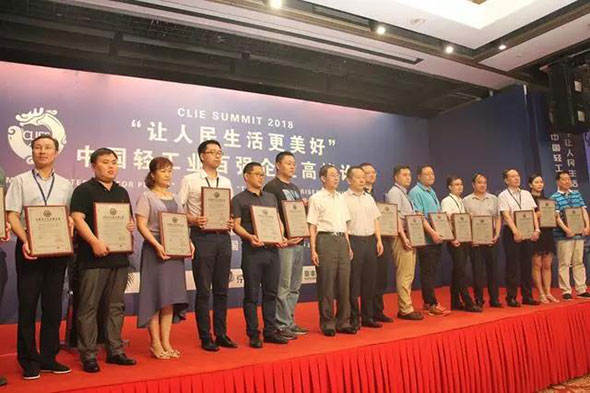 雅迪电动车连续九年蝉联 “中国轻工业电动车行业十强企业” 第一名！