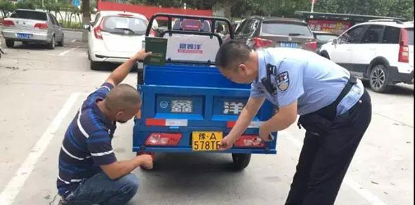首张豫A三轮车号牌挂出！河南市场三轮车开始合法上路