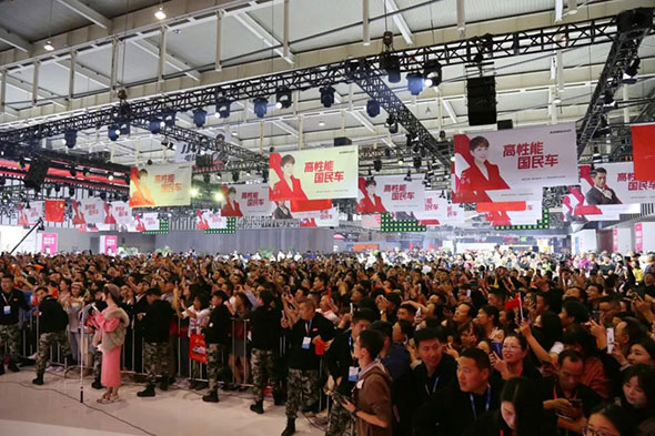 小刀南京展再次被挤爆，品牌代言人登台助阵！