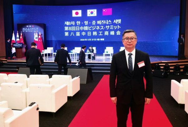 九号公司高禄峰随总理出席第八届中日韩工商峰会