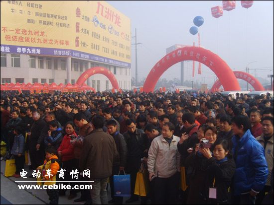 2007无锡电动车展会众多的专业参观观众