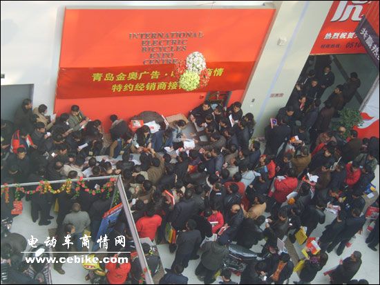 2007无锡电动车展会众多的参展观众