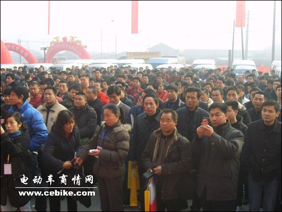 2007无锡电动车展会众多专业观众