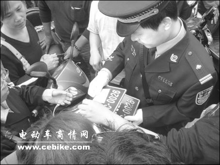 ͼΪ�����ڷ��ŵ綯�����ƺ͡��綯���Ǽǿ�����