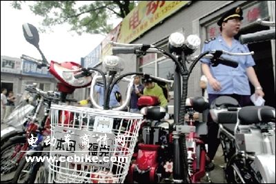 工商执法人员依法查扣“本田福克”电动自行车