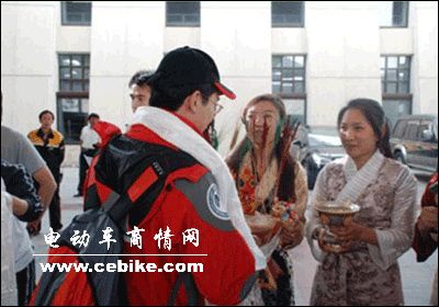 美丽的藏族姑娘为新日电动车志愿者献上鲜花和哈达