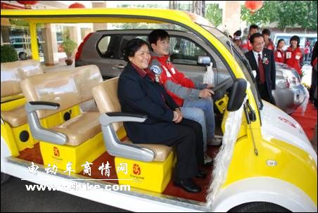西藏自治区政协副主席索朗卓玛亲自感受新日奥运电动车