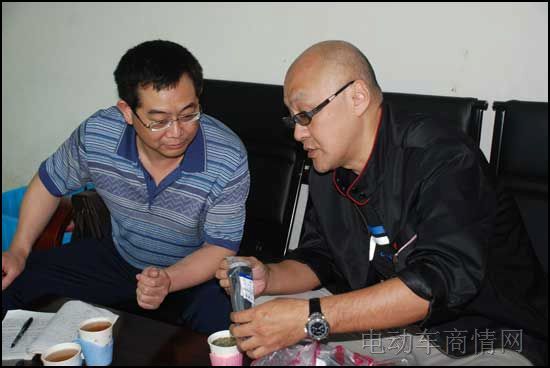 董世荣先生(左)听取台商对合作产品的改进意见