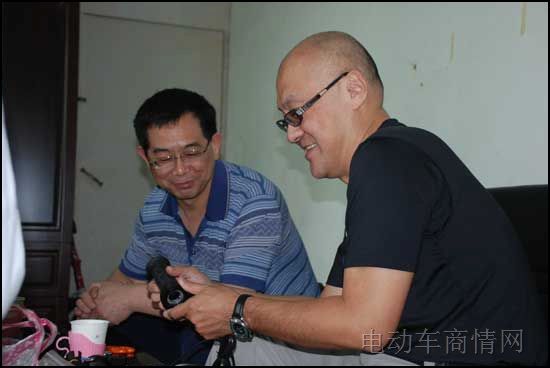 台商(右)对多功能手把套产生浓厚兴趣