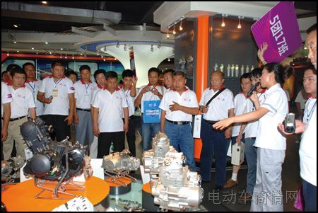 与会商家参观宗申产品陈列室.