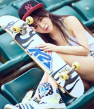 热爱滑板的运动女孩